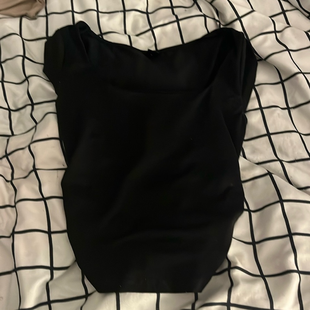 Fitted black tee with square neck